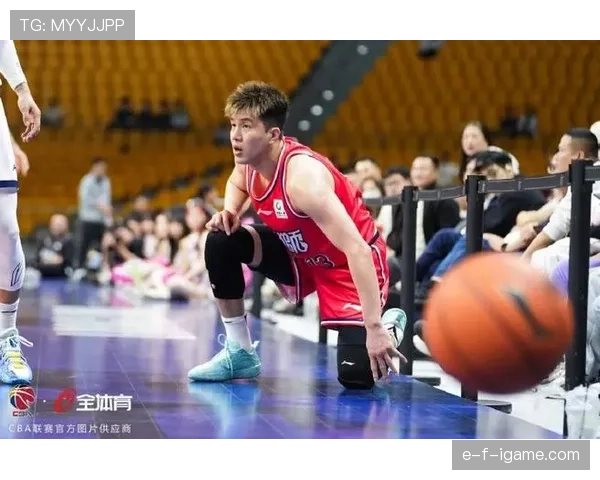 郭艾伦赛场上狠劲十足，下了场竟爱穿拖鞋逛小巷子？